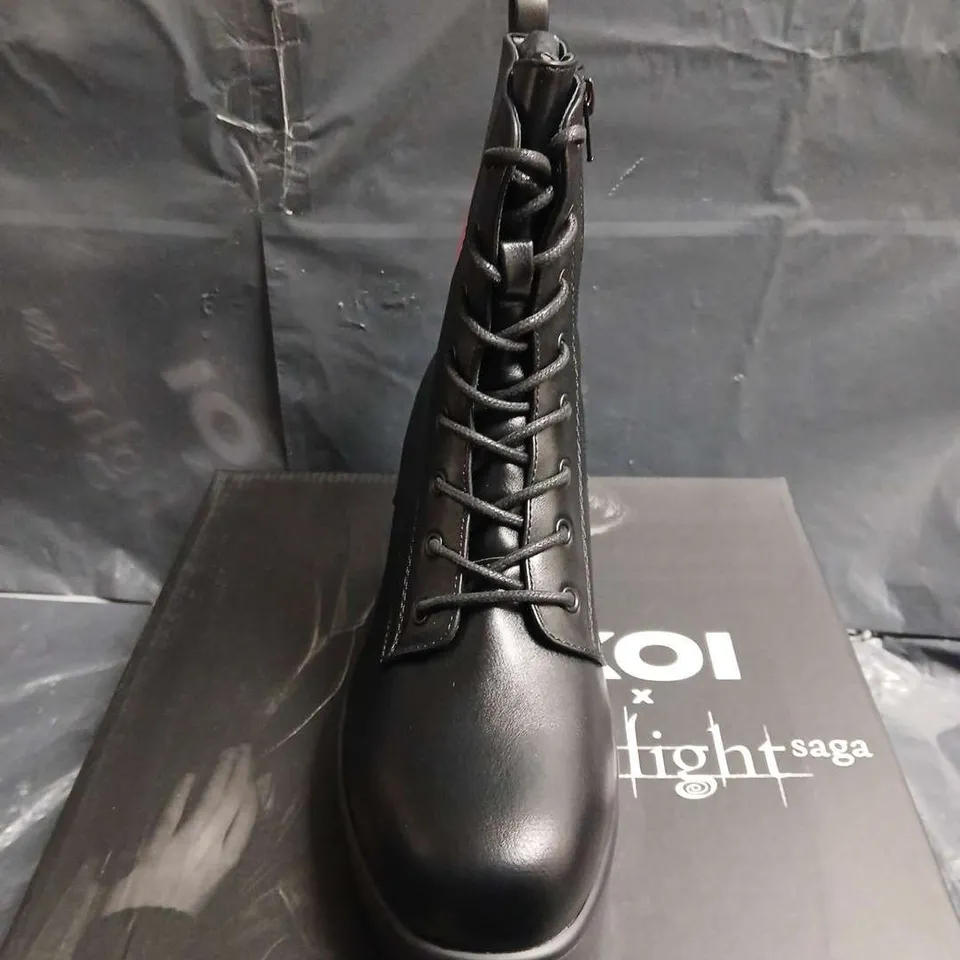 BOXED PAIR OF KOI TEAM EDWARD MILITARY BOOTS - UK SIZE 10