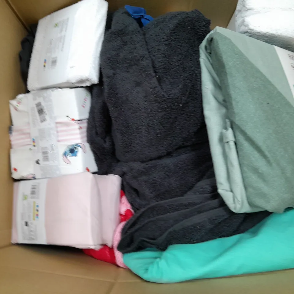 APPROXIMATELY 8 ASSORTED HOUSEHOLD ITEMS TO INCLUDE VARIOUS BEDDING IN VARIOUS SIZES AND STYLES