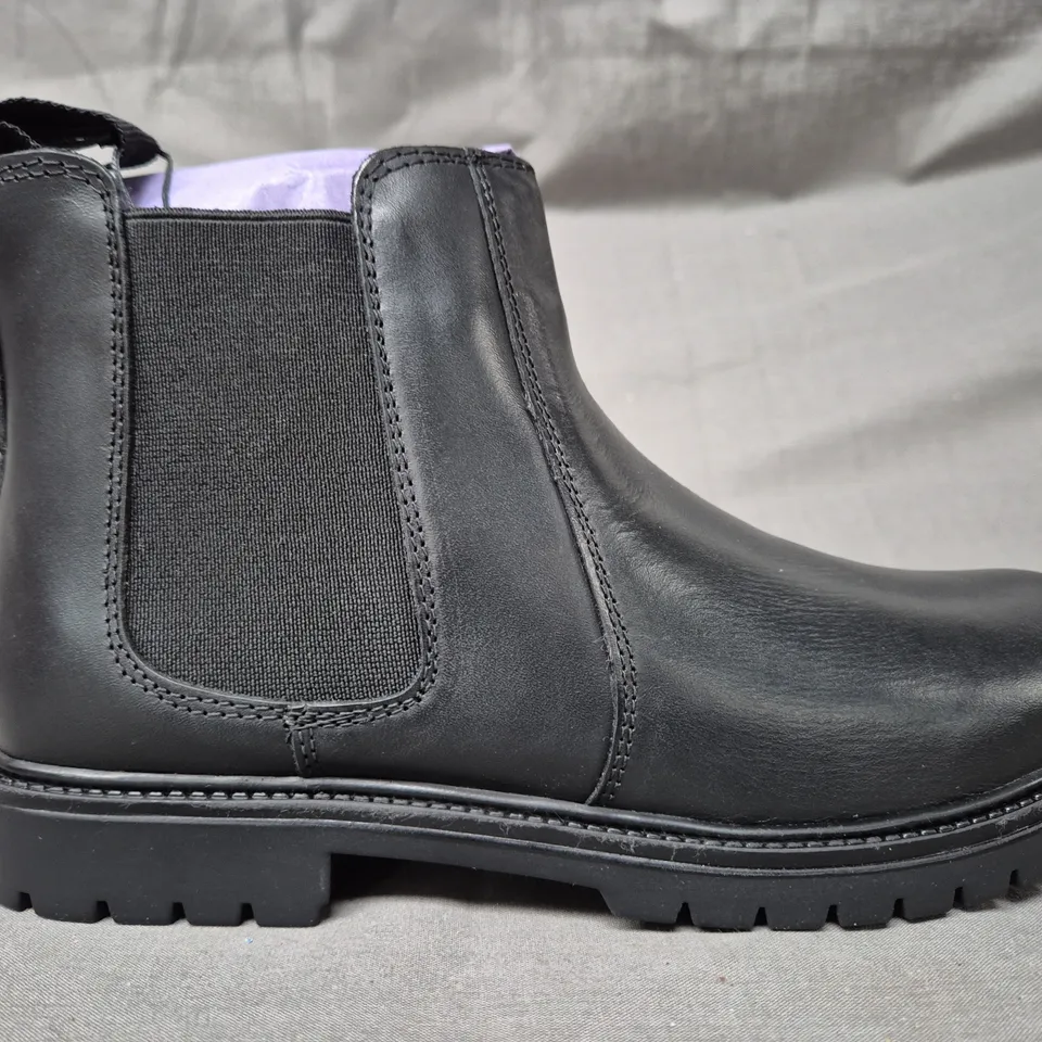 BOXED PAIR OF ROAMERS TWIN GUSSET ANKLE BOOTS IN BLACK SIZE 4