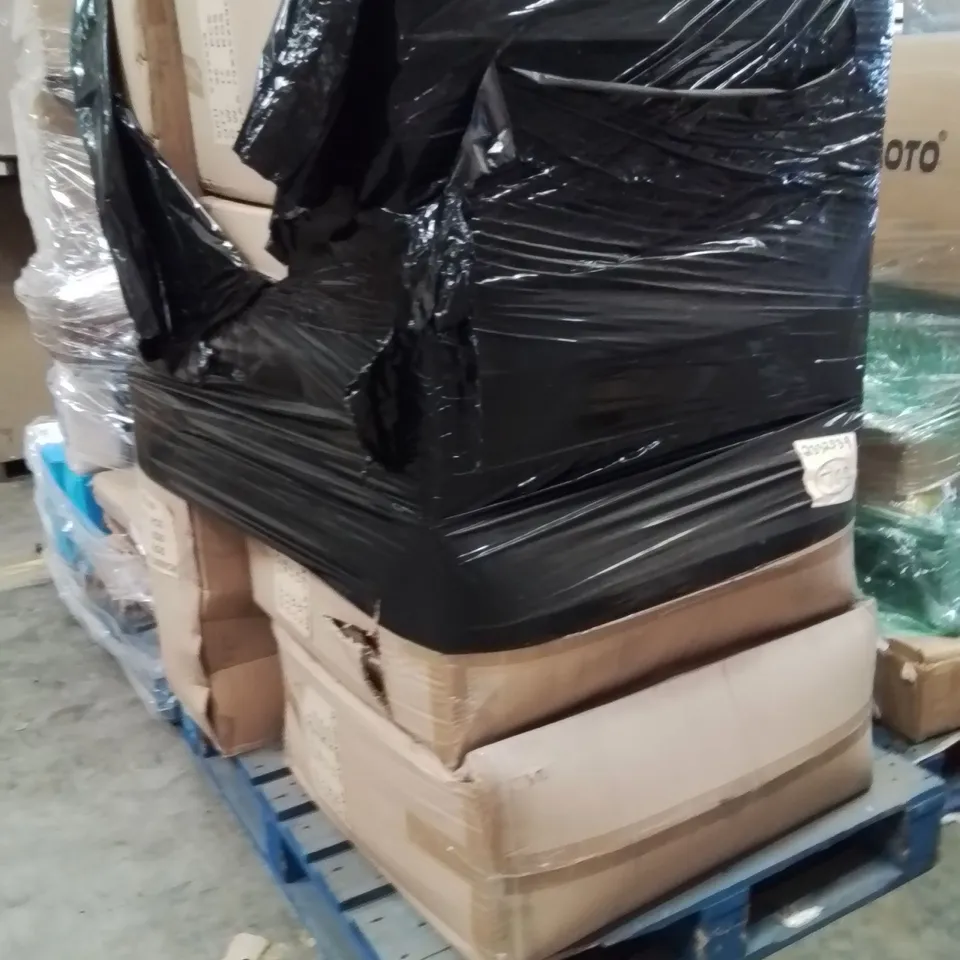 PALLET CONTAINING APPROXIMATELY 672 FOOTBALL TRAINING CONES