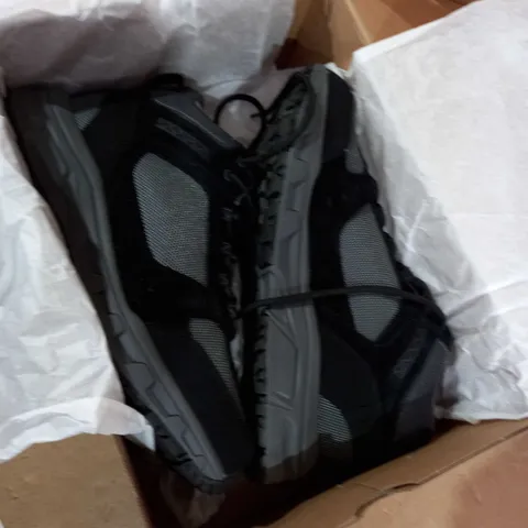 MENS SKETCHER OUTDOOR BLACK BOOTS SIZE 9 