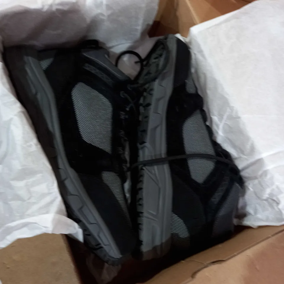 MENS SKETCHER OUTDOOR BLACK BOOTS SIZE 9 