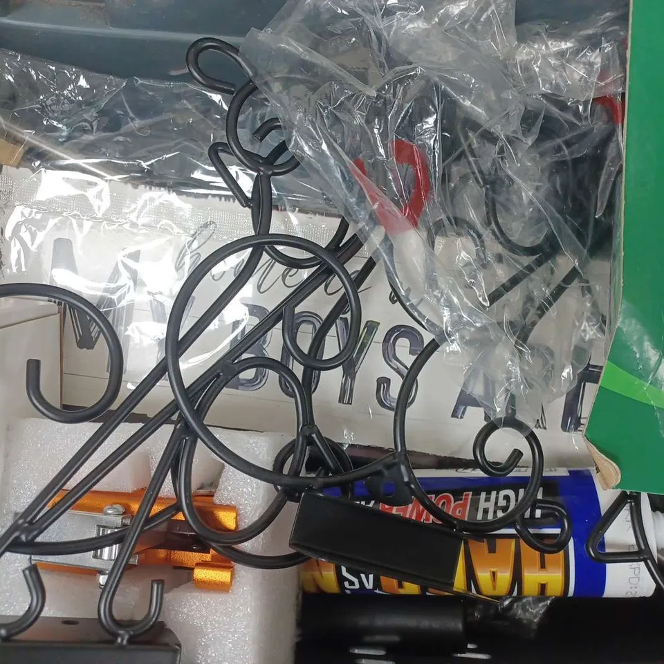 APPROXIMATELY 10 ASSORTED HOUSEHOLD ITEMS TO INCLUDE UNSCENTED POOP BAGS, ENGINEER FILE FLAT, 7 PIECE CARVING TOOL SET, ETC