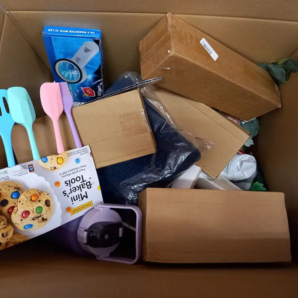BOX OF APPROXIMATELY 20 ASSORTED ITEMS TO INCLUDE PAXANPAX UNIVERSAL LONG BOSS GAS HOB TOP BURNER & LID KIT, EGG DISPENSER ENUTEK PLUG IN WALL LAMP, ETC