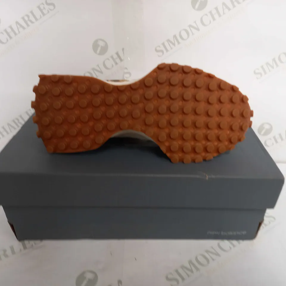 NEW BALANCE 327 IN WHITE - UK 4