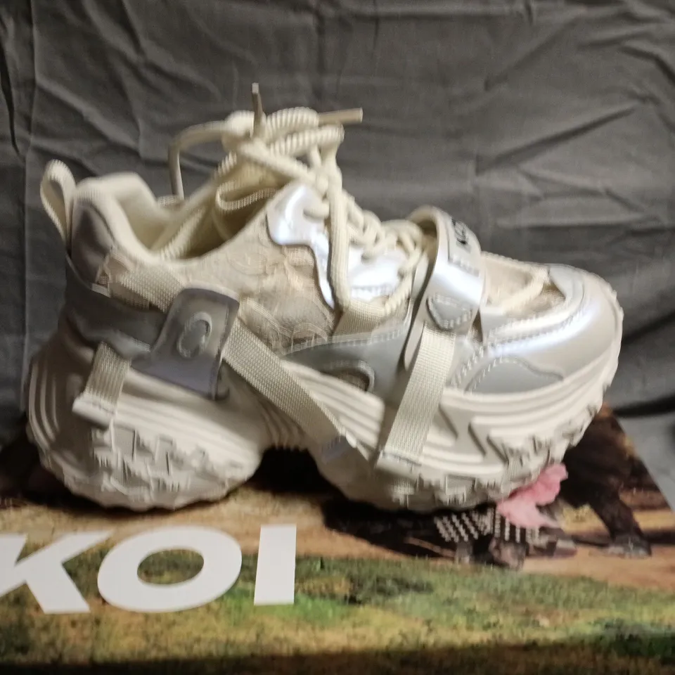 BOXED PAIR OF FROZEN SHORES MEGA CHUNKY TRAINERS IN VANILLA - UK 5