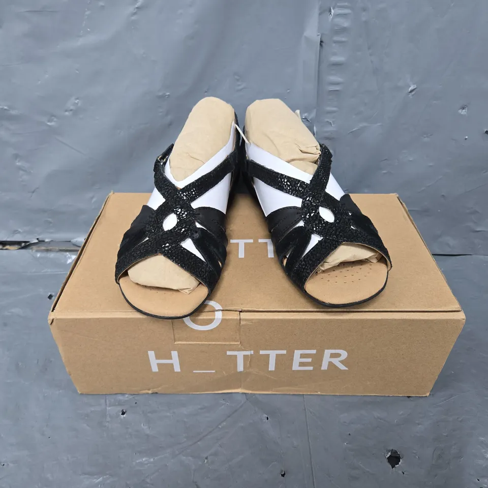 BOXED PAIR OF HOTTER LUEDE LEATHER SANDALS IN BLACK - UK 3