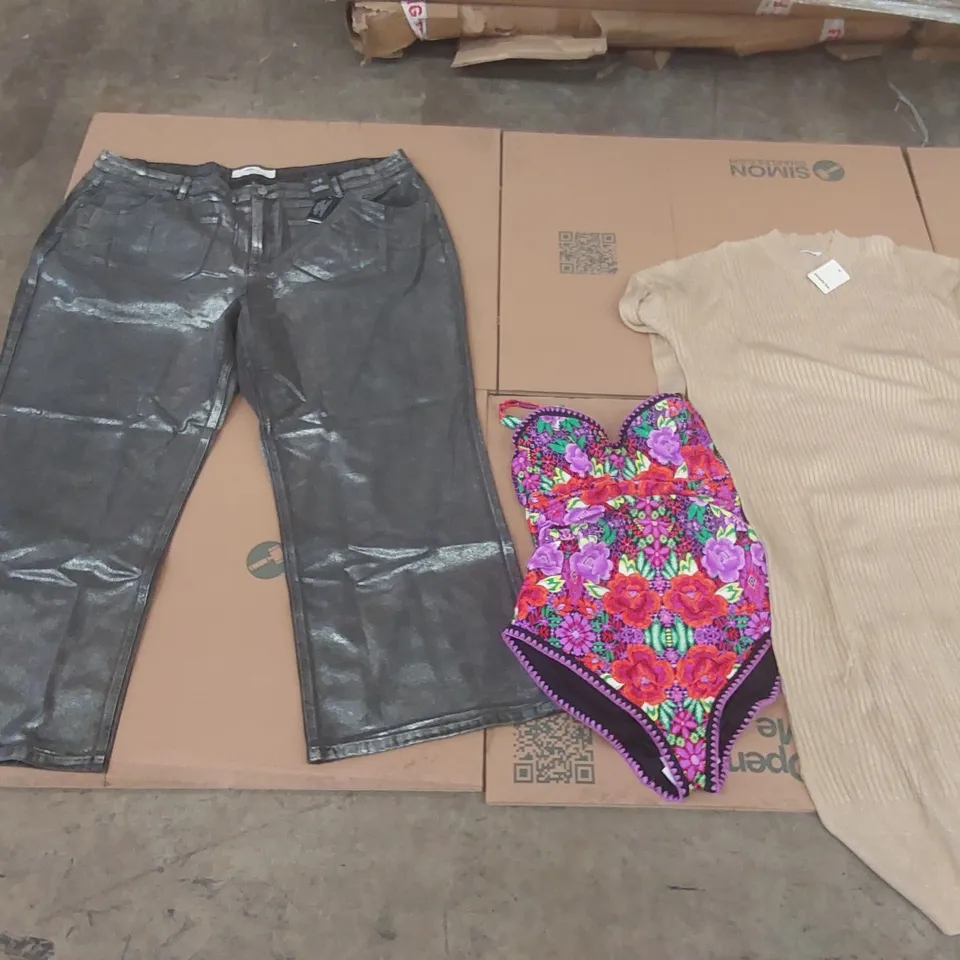 PALLET CONTAINING APPROXIMATELY 625x BRAND NEW ASSORTED DESIGNER CLOTHING ITEMS INCLUDING: SIMPLY BE DRESSES, JEANS, FIGLEAVES BATHING SUIT, JD WILLIAMS TOPS ECT
