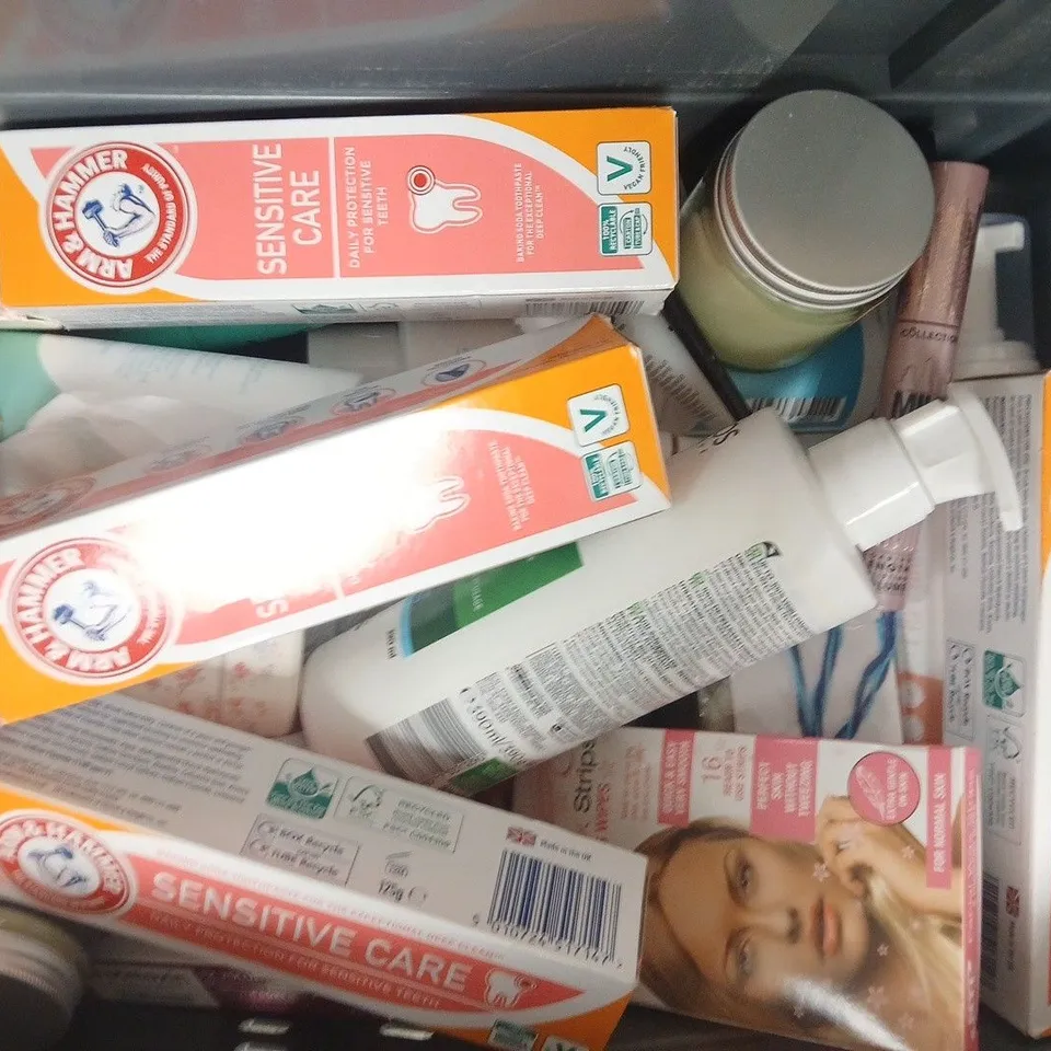 APPROXIMATELY 20 ASSORTED COSMETIC ITEMS INCLUDING VARIOUS MAKES AND BRANDS - COLLECTION ONLY
