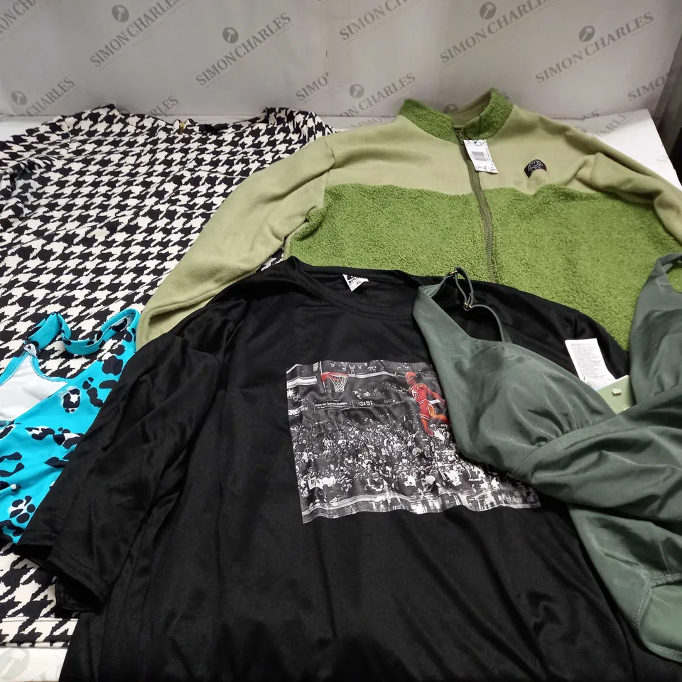 LARGE QUANTITY OF CLOTHING ITEMS TO INCLUDE DRESSES, SWEATERS, JEANS, T-SHIRTS, ETC