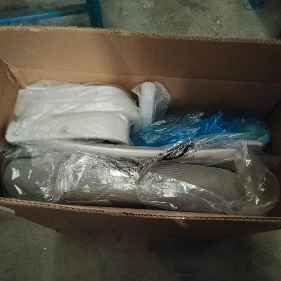 BOXED MESH OFFICE CHAIR IN WHITE AND GREY
