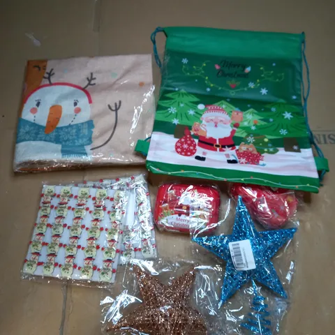 BOX OF APPROXIMATELY 30 ASSORTED CHRISTMAS THEMED CELEBRATORY & PARTY ITEMS TO INCLUDE CHRISTMAS BAG, BADGES, MINI STORAGE CASE ETC