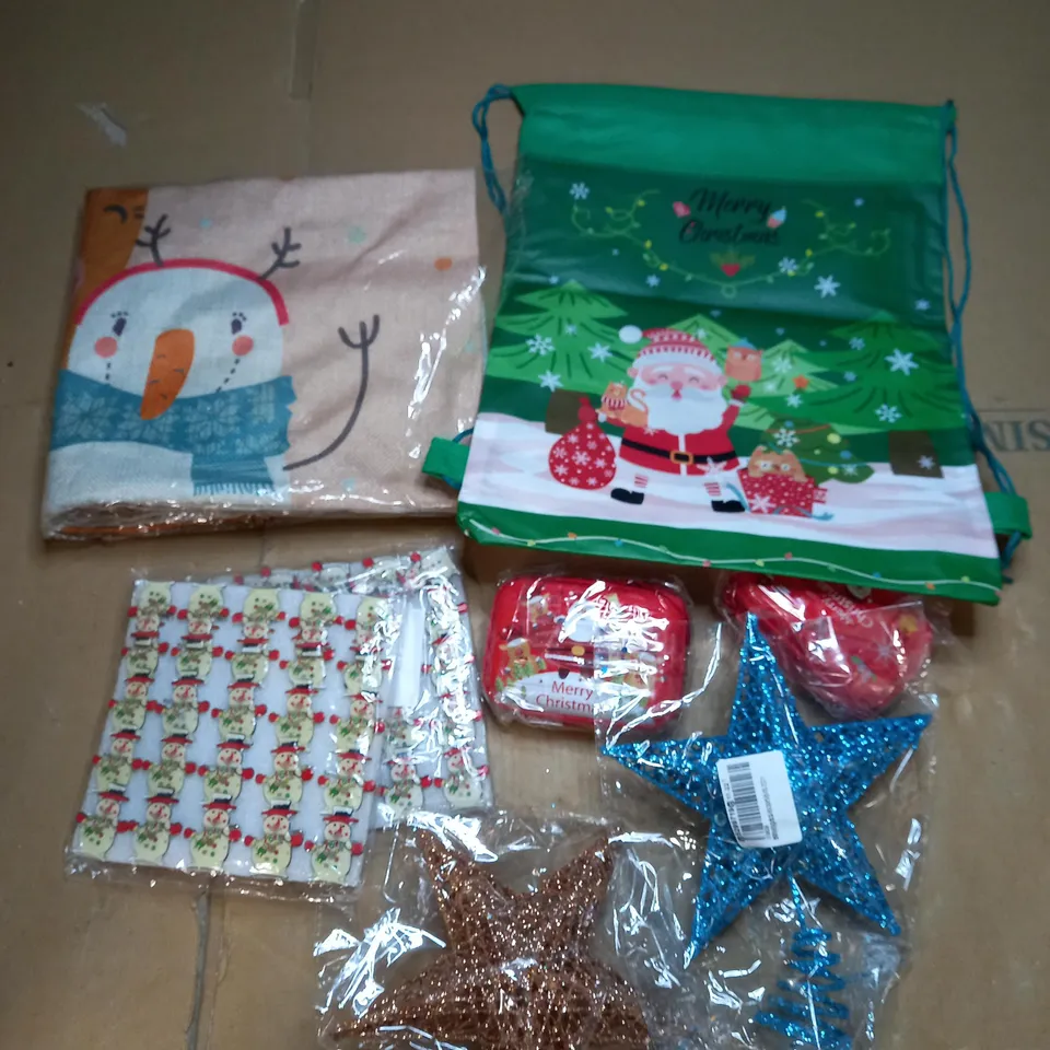 BOX OF APPROXIMATELY 30 ASSORTED CHRISTMAS THEMED CELEBRATORY & PARTY ITEMS TO INCLUDE CHRISTMAS BAG, BADGES, MINI STORAGE CASE ETC