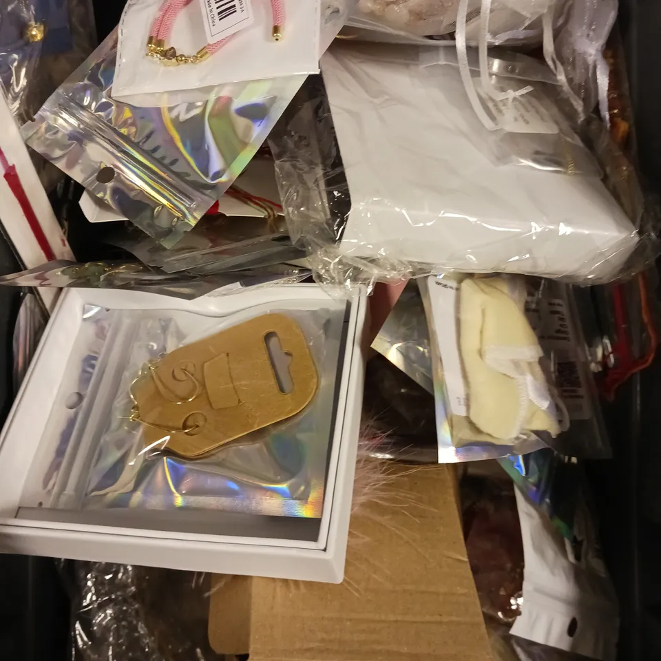 APPROXIMATELY 30 ASSORTED JEWELLERY PRODUCTS TO INCLUDE EARRINGS, NECKLACES, BRACELETS ETC 