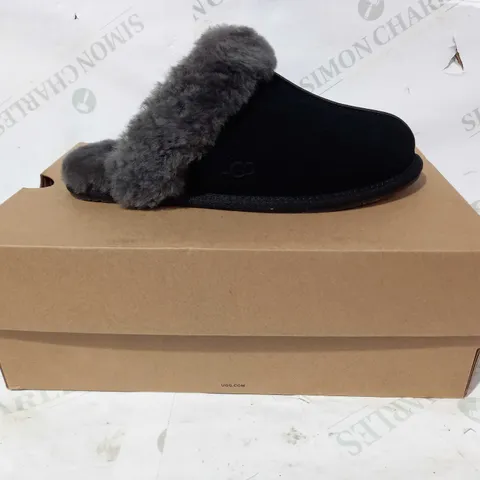 BOXED PAIR OF UGG FUR LINED SLIPPERS IN BLACK UK SIZE 6