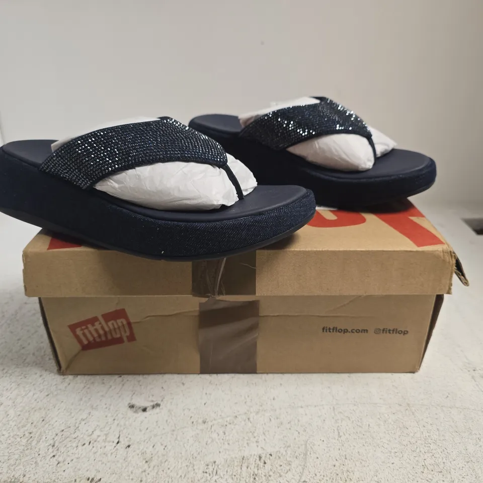 BOXED PAIR OF FITFLOP F-MODE TOE POST PLATFORM SANDALS IN DENIM BLUE SIZE UK 5