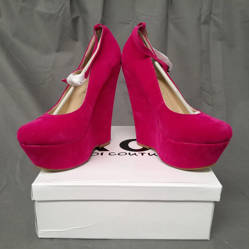 BOXED PAIR OF KOI COUTURE HR5 PLATFORM HIGH WEDGE FAUX SUEDE SHOES IN FUCHSIA SIZE 4