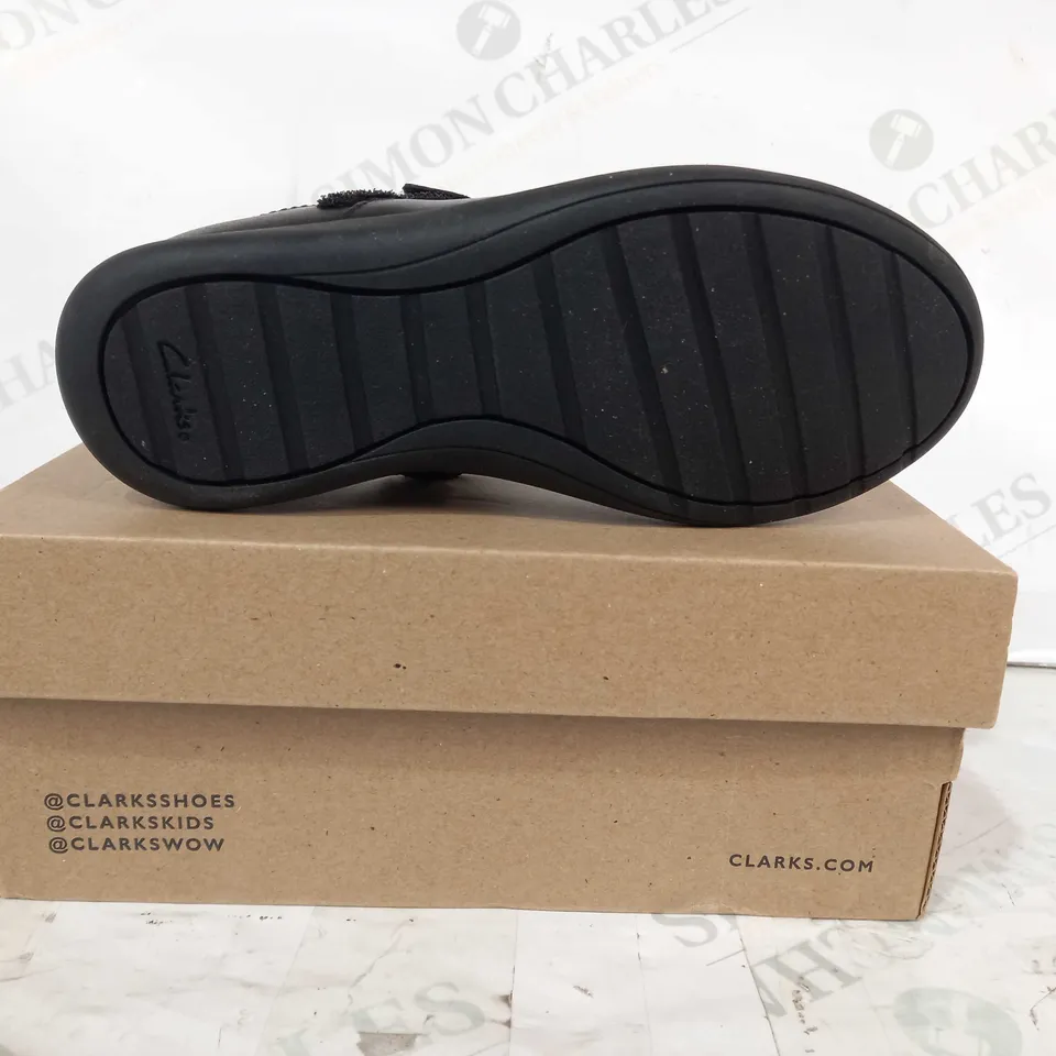 BOXED PAIR OF CLARKS ETCH SPARK KIDS SHOES IN BLACK UK SIZE 11.5