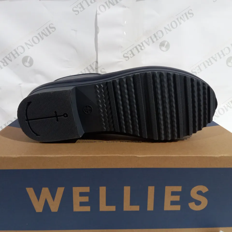 PAIR OF WELLIES IN NAVY BLUE  - UK SIZE 5