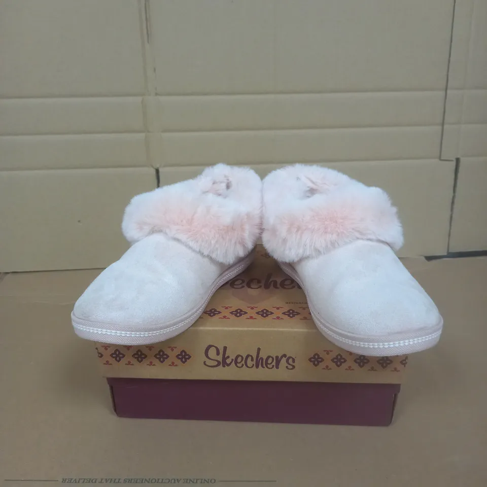 BOXED PAIR OF SKECHERS COZY CAMPFIRE SLIPPER IN BLUSH PINK SIZE 3