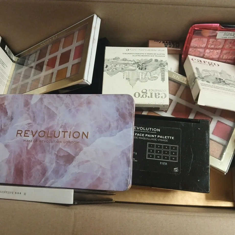 APPROXIMATELY 20 ASSORTED COSMETICS ITEMS TO INCLUDE CARGO EYE SHADOW PALETTE, CLARINS PALETTE, REVOLUTION FOREVER FLAWLESS, ETC - COLLECTION ONLY