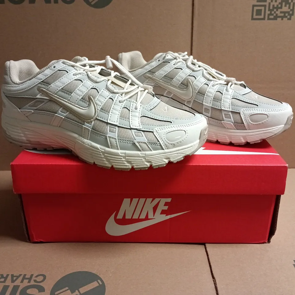 BOXED PAIR OF NIKE P-6000 TRAINERS IN SAIL/LIGHT BONE/CREAM SIZE UK 8