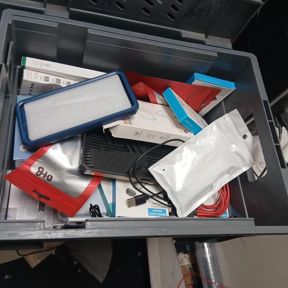 LARGE QUANTITY OF ASSORTED MOBILE PHONE/ELECTRICAL DEVICE ACCESSORIES