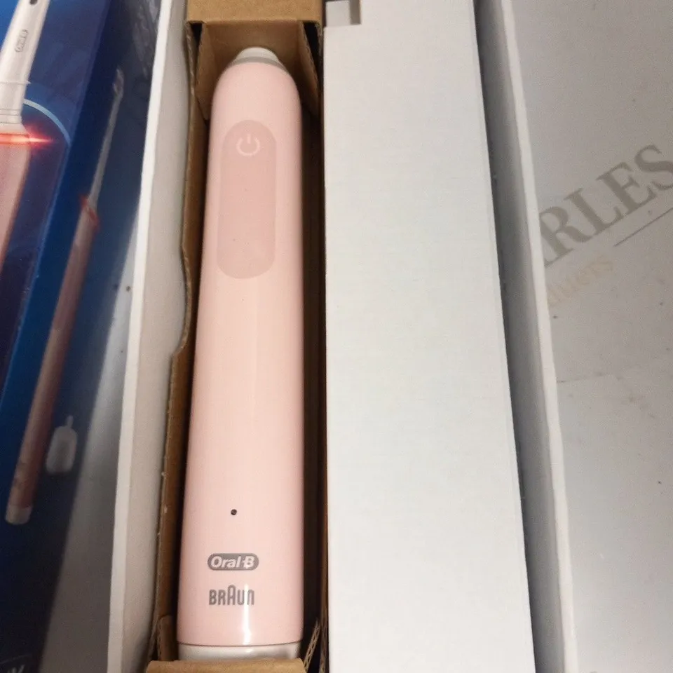 BOXED ORAL-B PRO 3 3000 TOOTHBRUSH