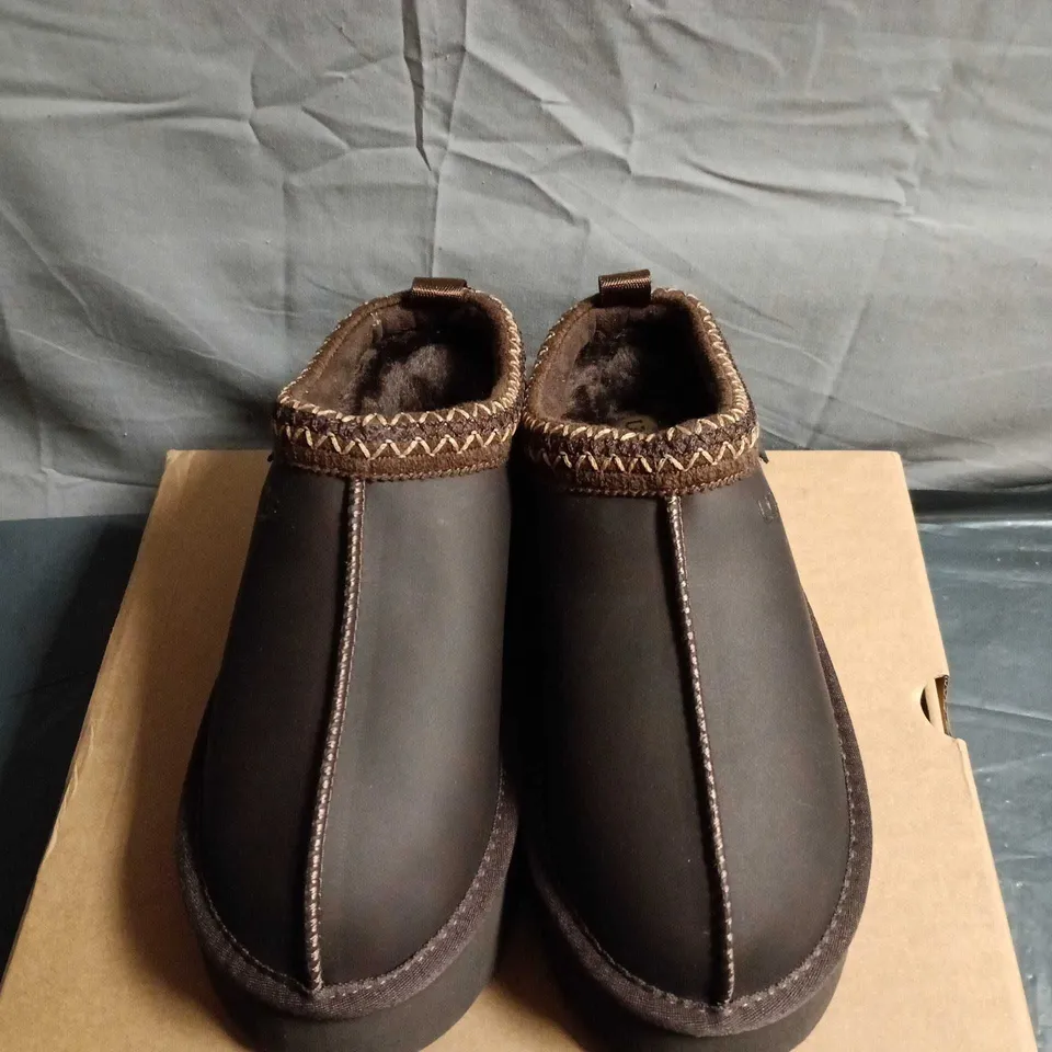 UGG BLACK LEATHER SLIP-ON BOOTS - UK SIZE 7