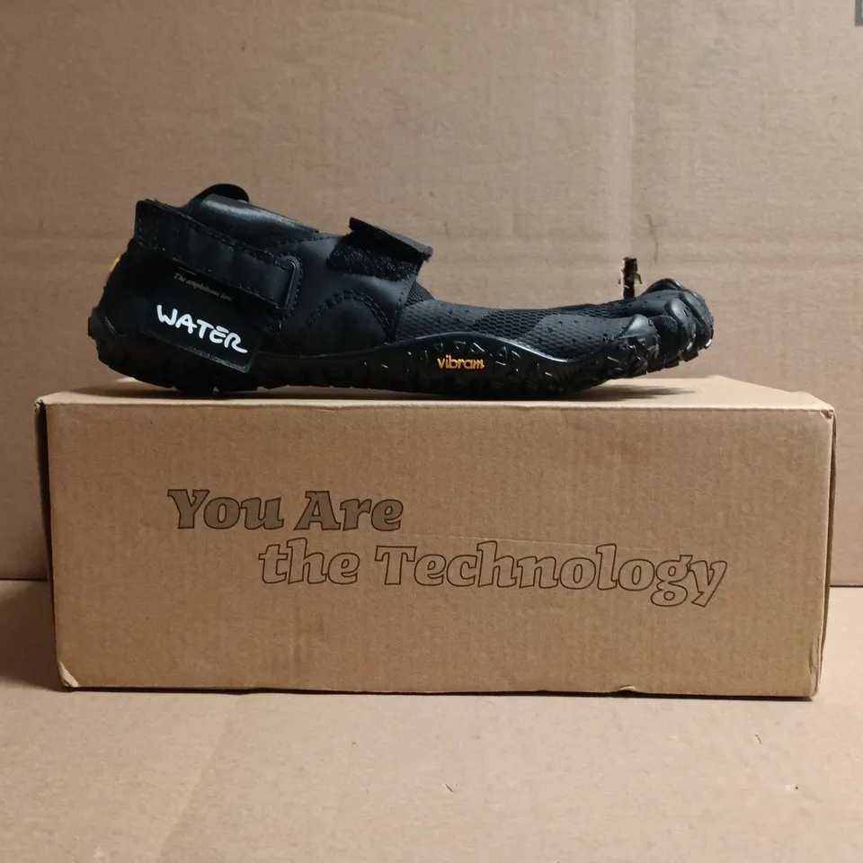 BOXED PAIR OF VIBRAM FIVEFINGERS SHOES IN BLACK SIZE EU 38