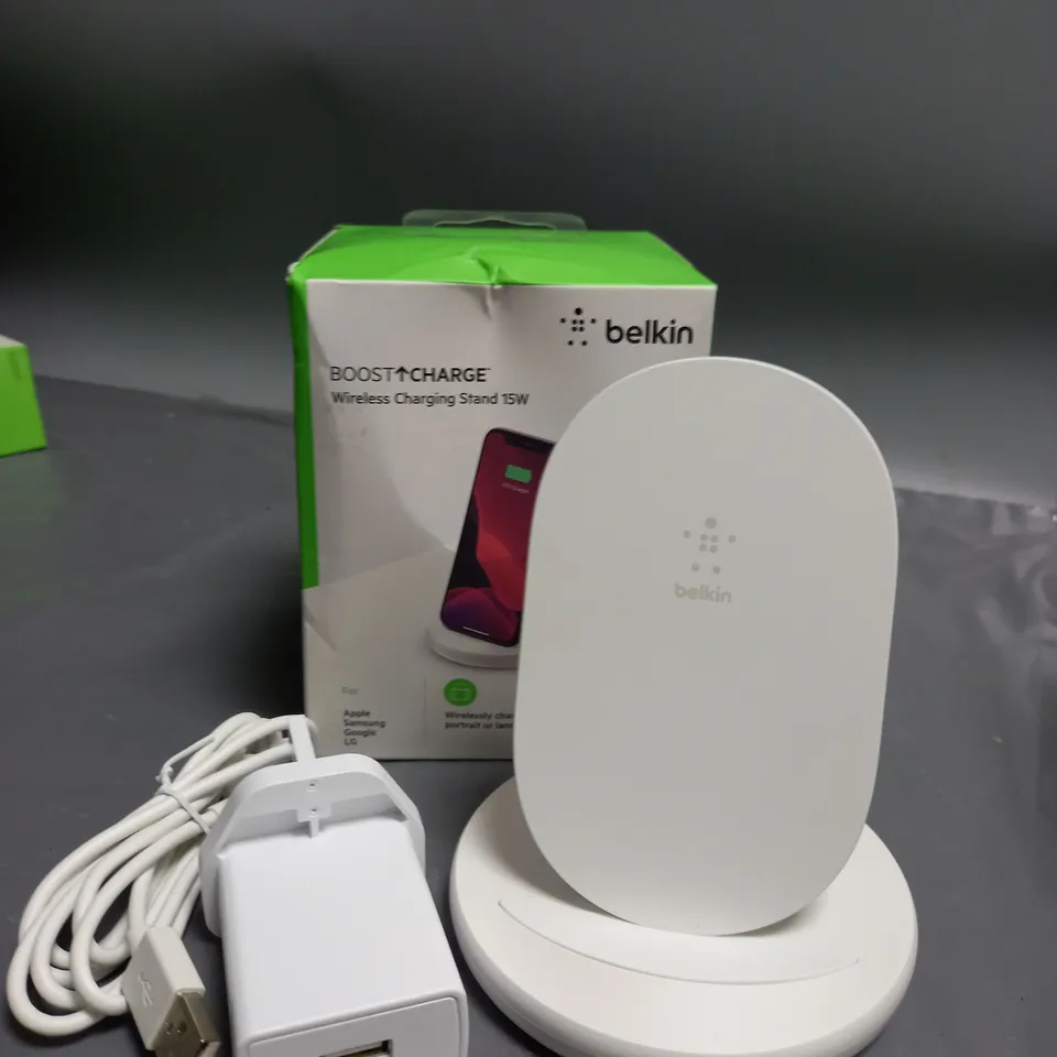 BOXED BELKIN BOOST CHARGE WIRELESS CHARGING STAND 