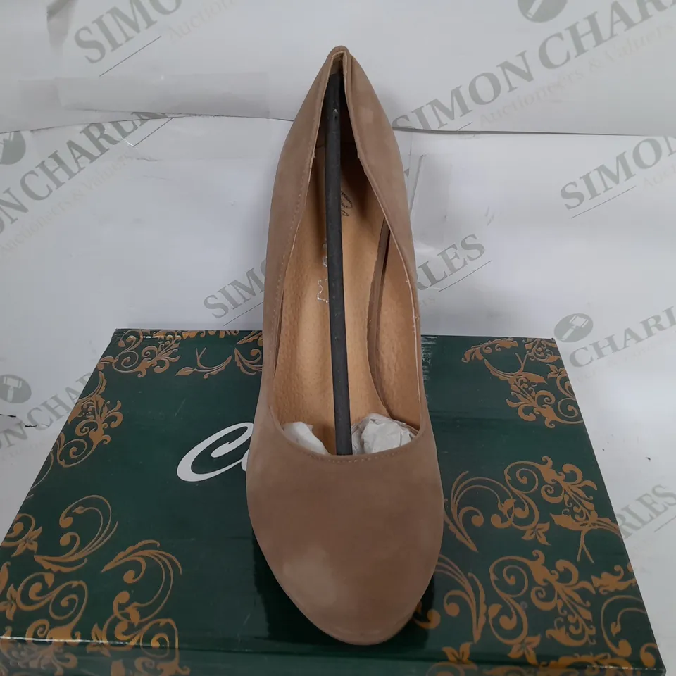 BOXED PAIR OF CLARAS CLOSED TOE THIN BLOCK HEELS IN CAMEL - SIZE 39