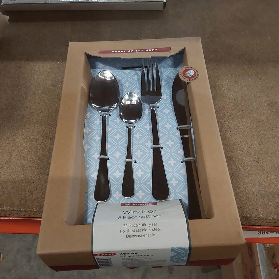 BOXED JUDGE WINDSOR APPROXIMATELY 32 PIECE STAINLESS STEEL CUTLERY SET