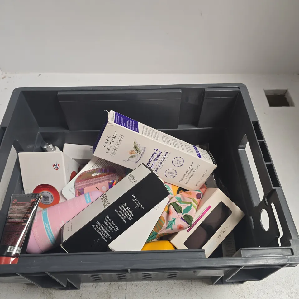 TOTE OF APPROXIMATELY 10 ASSORTED ITEMS INCLUDING RAZABALL, SERRA RESTORE CREAM AND HAIR BURST CONDITIONER