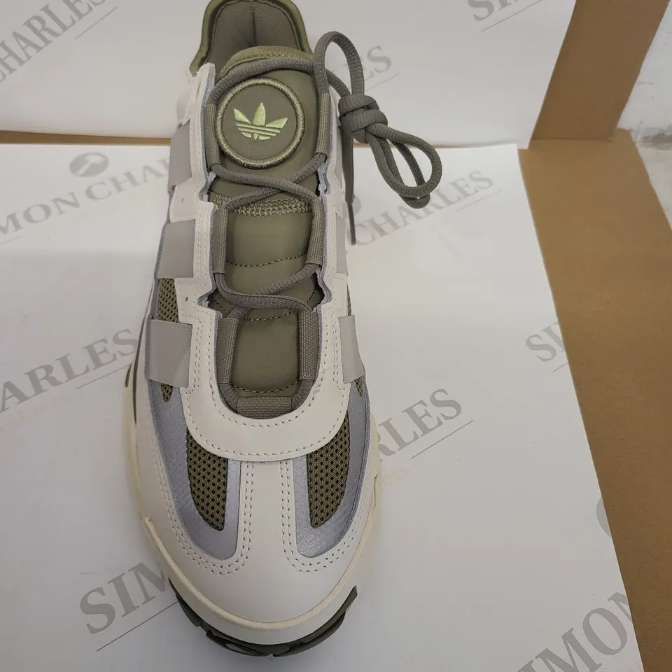 WHITE/GREEN TRAINERS IN THE STYLE OF ADIDAS - SIZE 9 UK