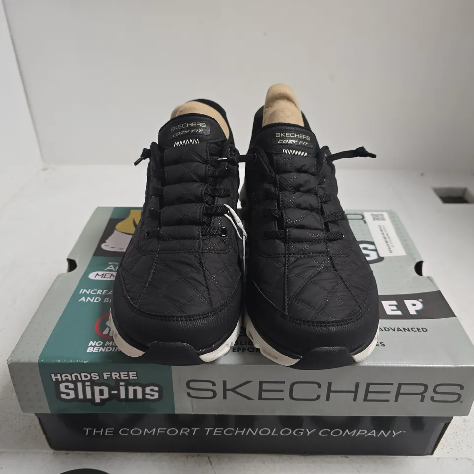 BOXED PAIR OF SKECHERS SLIP-INS BLACK QUILTED TRAINERS – UK SIZE 7