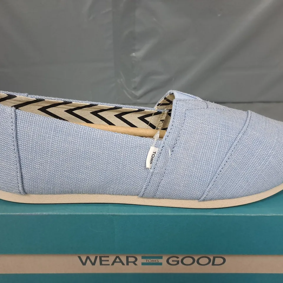 BOXED PAIR OF TOMS WOMENS ALPARGATA CLASSIC IN COOL BLUE HERITAGE CANVAS - 10