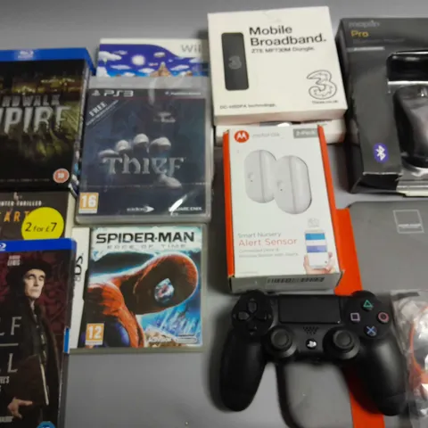LOT OF 13 ASSORTED ITEMS TO INCLUDE BLUETOOTH MOUSE, ACME MADE TABLET SLEEVE AND VARIOUS MEDIA