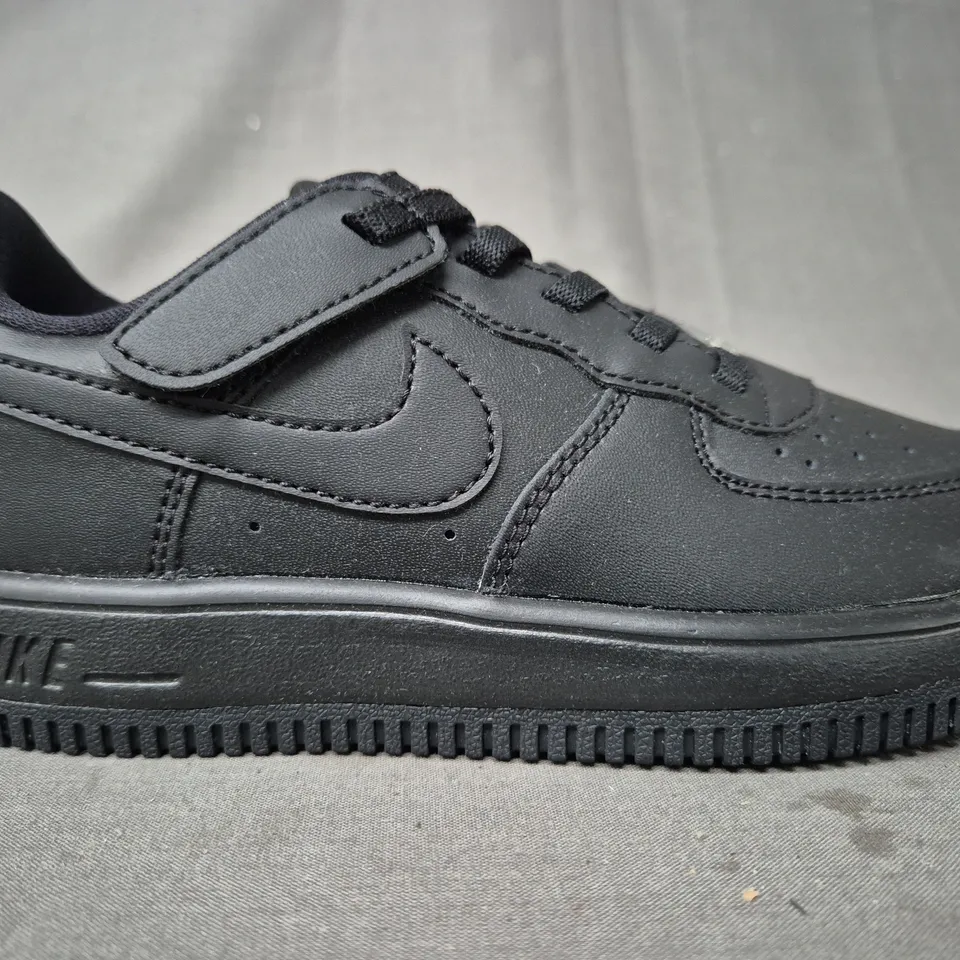 BOXED PAIR OF NIKE FORCE 1 KID'S SHOES IN BLACK UK SIZE 12.5