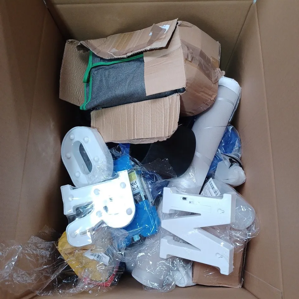 BOX TO CONTAIN APPROX. 20 X ASSORTED HOUSEHOLD PRODUCTS, INCLUDES COAT HANGERS, FREEZER PACKS, PLASTIC DISHES, HOME DÉCOR ETC