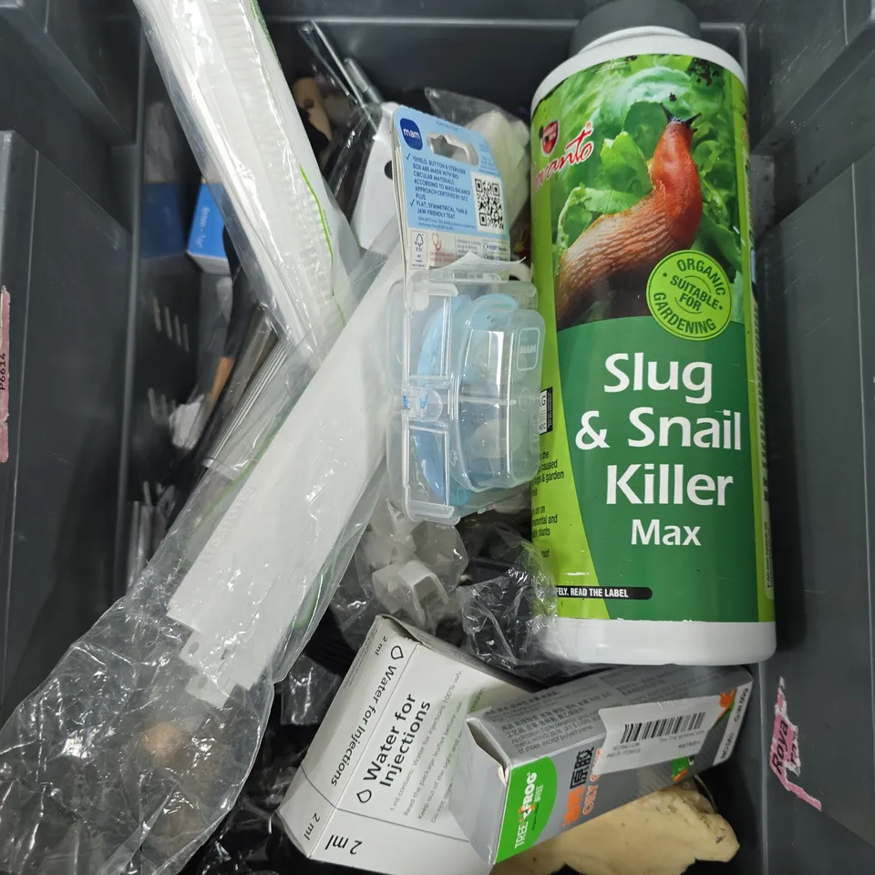 APPROXIMATELY 15 ASSORTED HOUSEHOLD PRODUCTS TO INCLUDE SLUG KILLER, KITCHEN COOKWARE, STAPLES ETC 