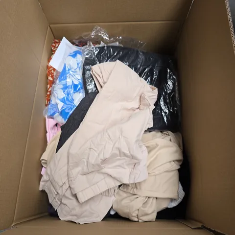 BOX OF APPROXIMATELY 25 ASSORTED CLOTHING ITEMS 