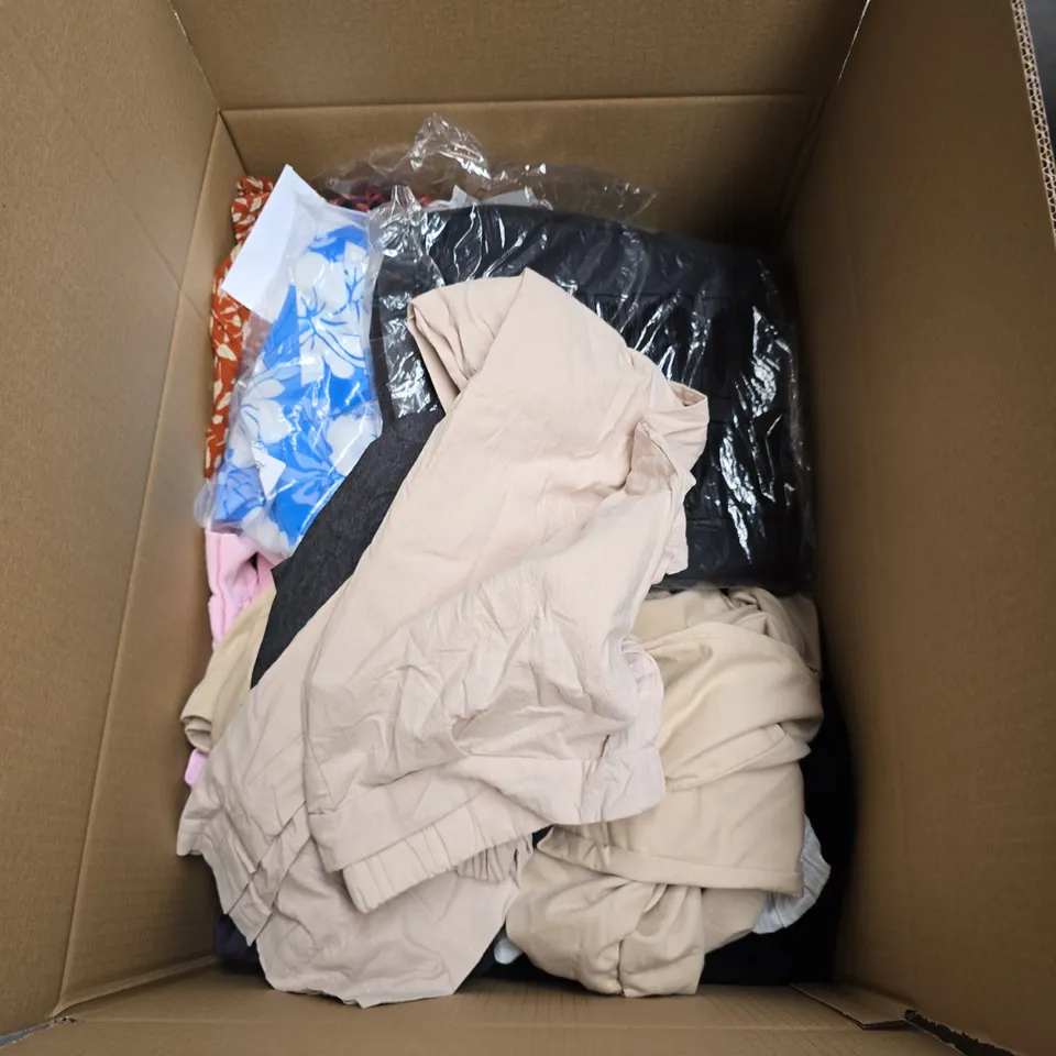 BOX OF APPROXIMATELY 25 ASSORTED CLOTHING ITEMS 