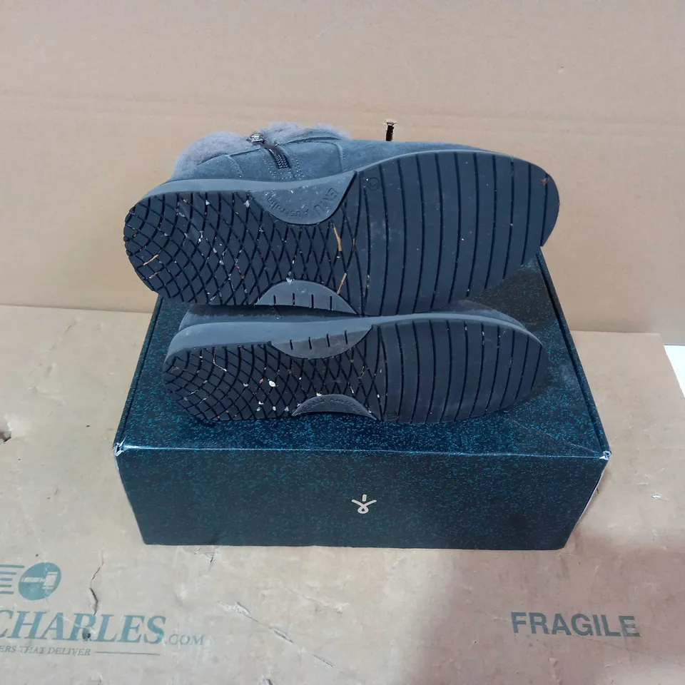 BOXED PAIR OF EMU AUSTRALIA BOOTS- SIZE 5