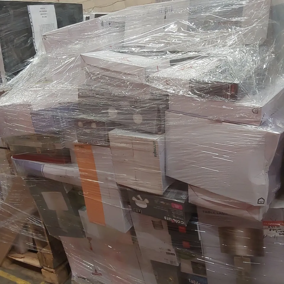 PALLET CONTAINING A LARGE QUANTITY OF BRANDED HOUSEHOLD LIGHTS