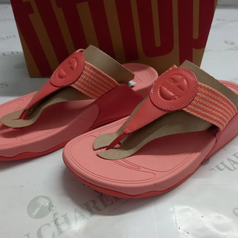 BOXED PAIR OF FITFLOP WALKSTAR TOE POST SANDALS IN SUNSHINE CORAL - UK 6