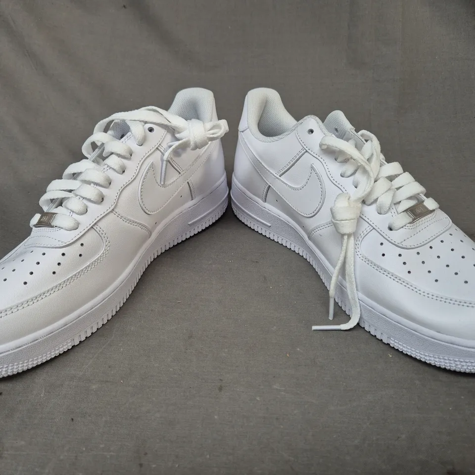 PAIR OF NIKE AIR FORCE 1 SHOES IN WHITE UK SIZE 10