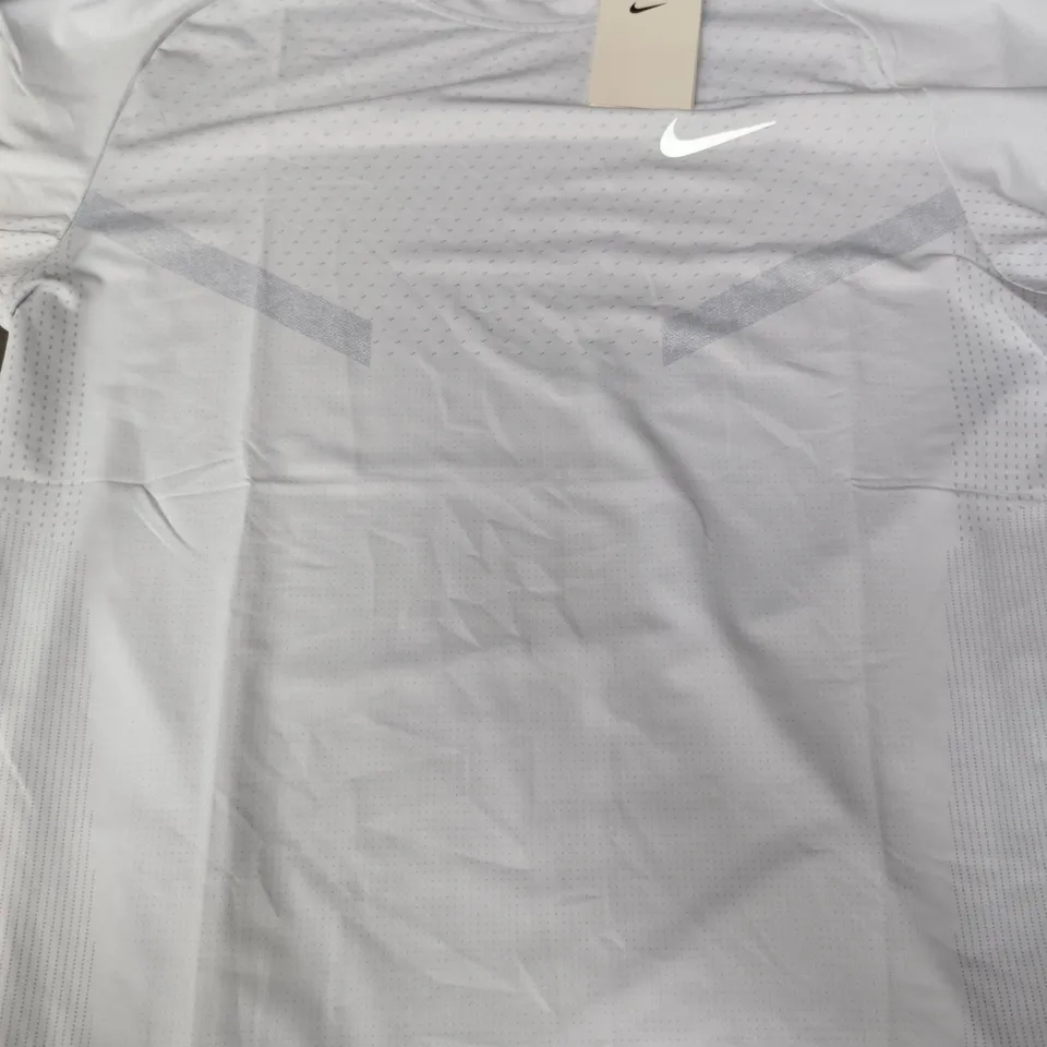 NIKE SHORT SLEEVE RUNNING TOP IN WHITE SIZE XL
