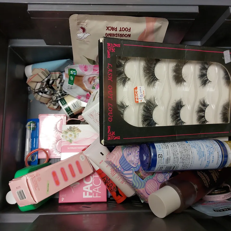 BOX OF APPROX 15 COSMETIC ITEMS TO INCLUDE GILLETTE BLADES, BATH BOMBS AND FALSE EYELASHES