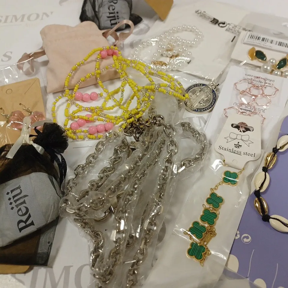 LOT OF ASSORTED COSTUME JEWELLERY 